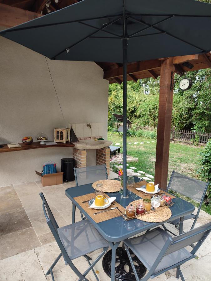 Bed and Breakfast Lapis Domus Francueil Esterno foto