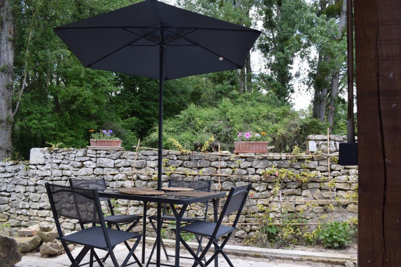 Bed and Breakfast Lapis Domus Francueil Esterno foto